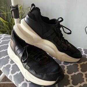 UGG Sneakers Womens 10 Platform Logo Black White Shoes Trainers 1114494 La Daze